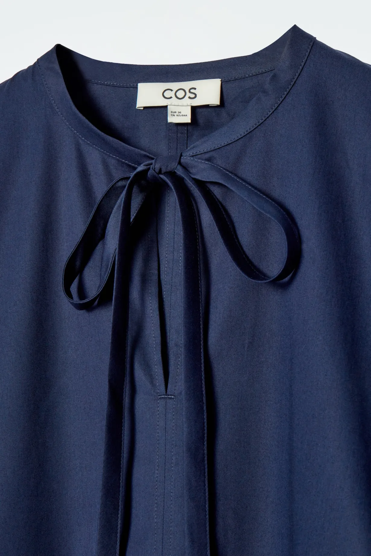 KLEID MIT RAFFUNG UND BINDEDETAILS