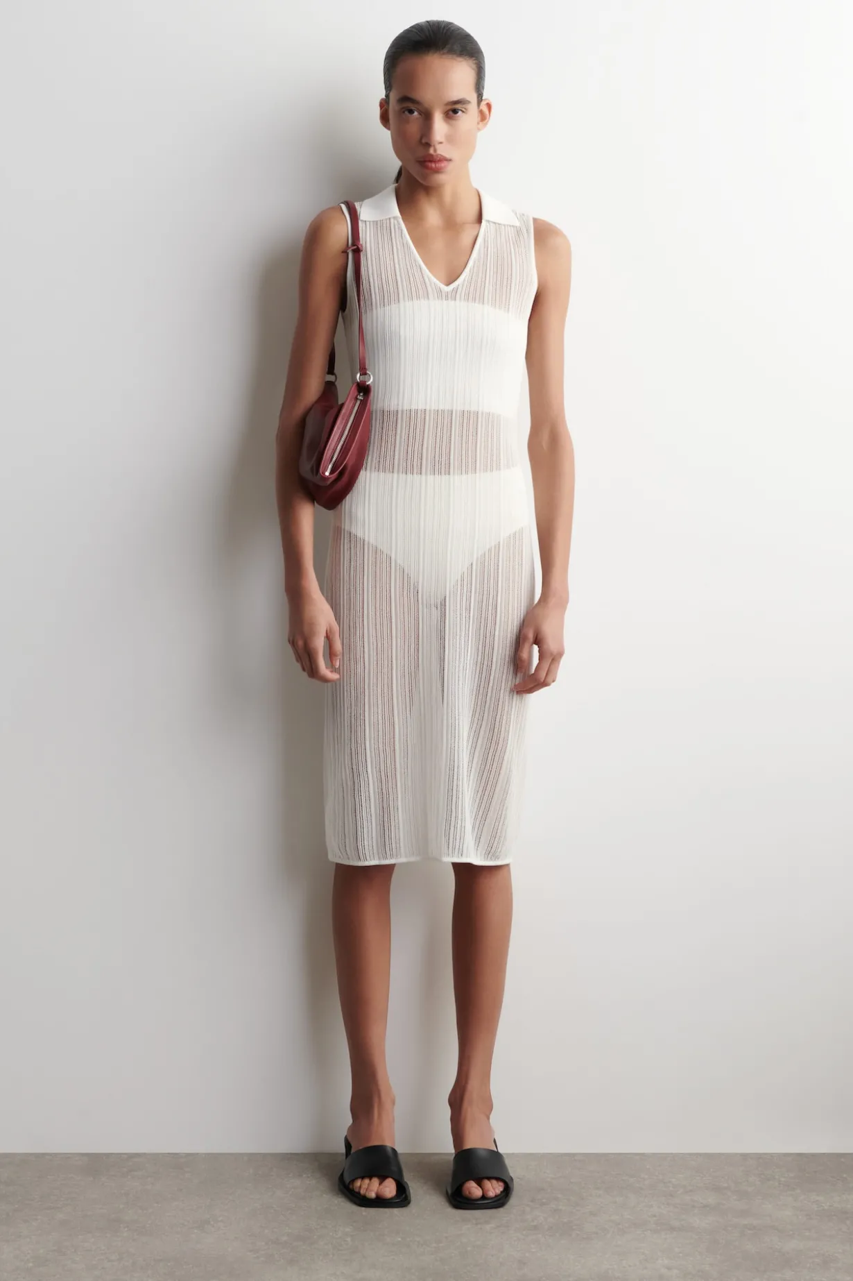 KLEINE LEDER-CLUTCH MIT DREHEFFEKT