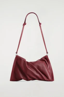 KLEINE LEDER-CLUTCH MIT DREHEFFEKT