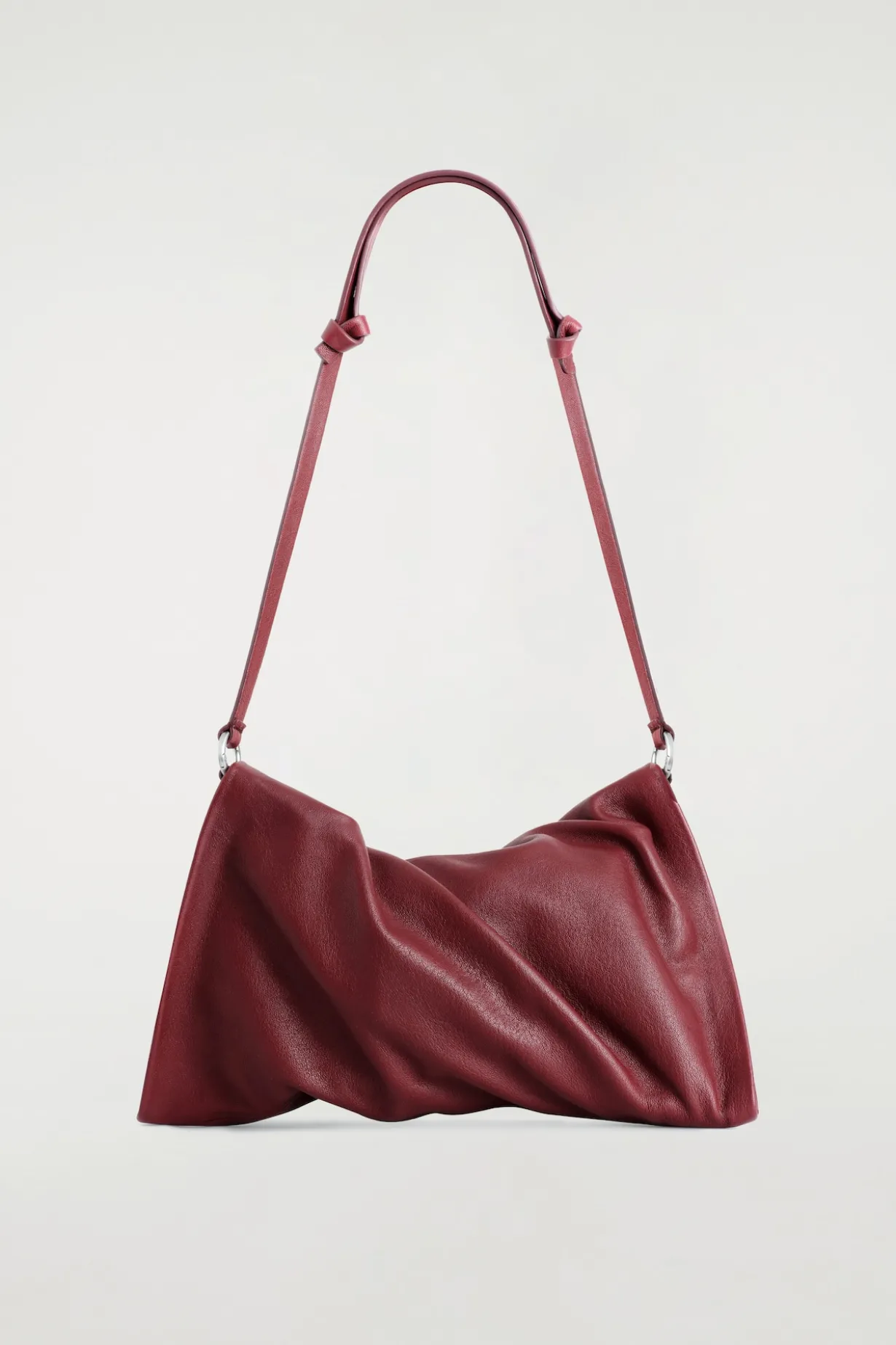 KLEINE LEDER-CLUTCH MIT DREHEFFEKT