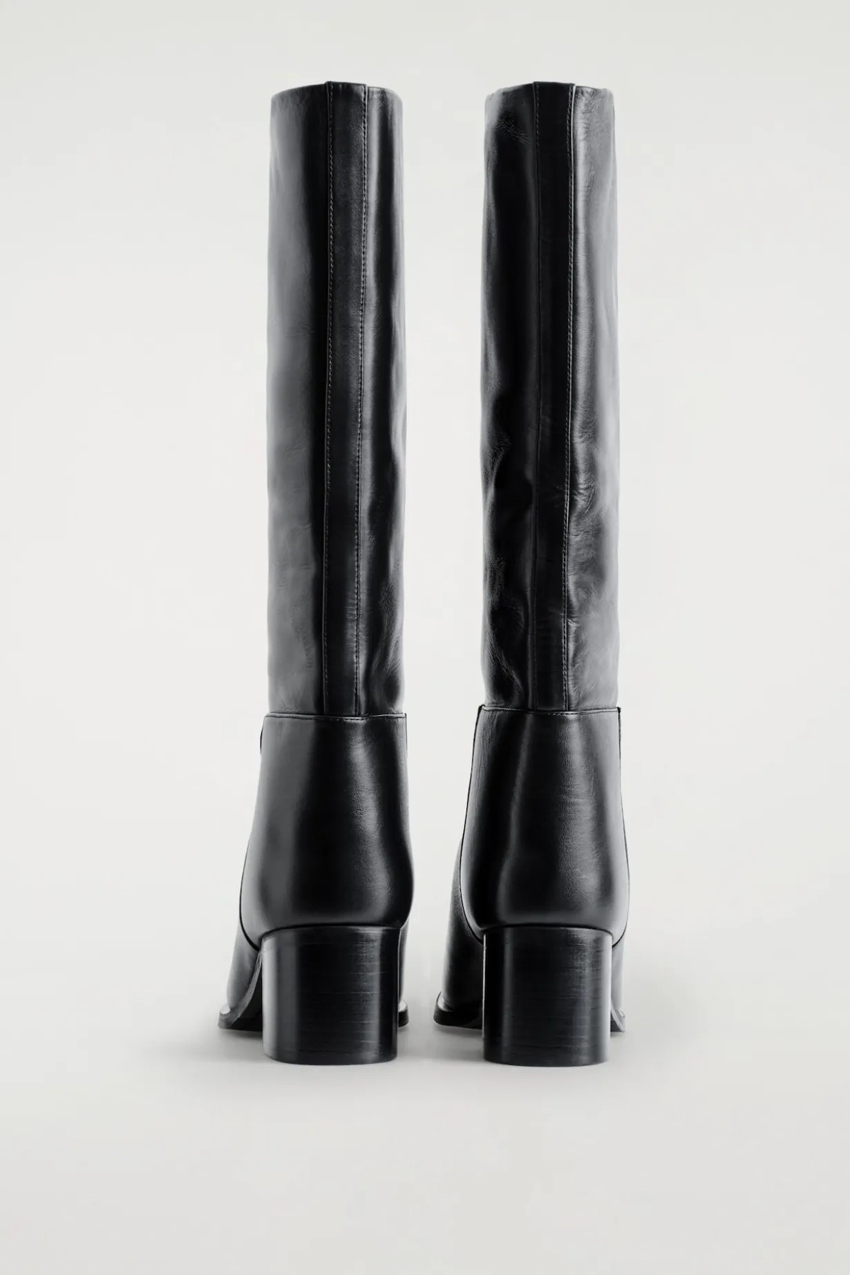 KNIEHOHE STIEFEL AUS LEDER MIT ABSATZ
