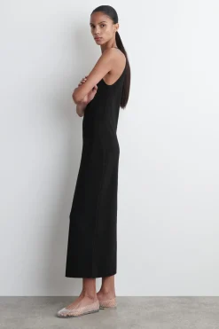 KONTURIERTES STRICKKLEID IN MIDILÄNGE