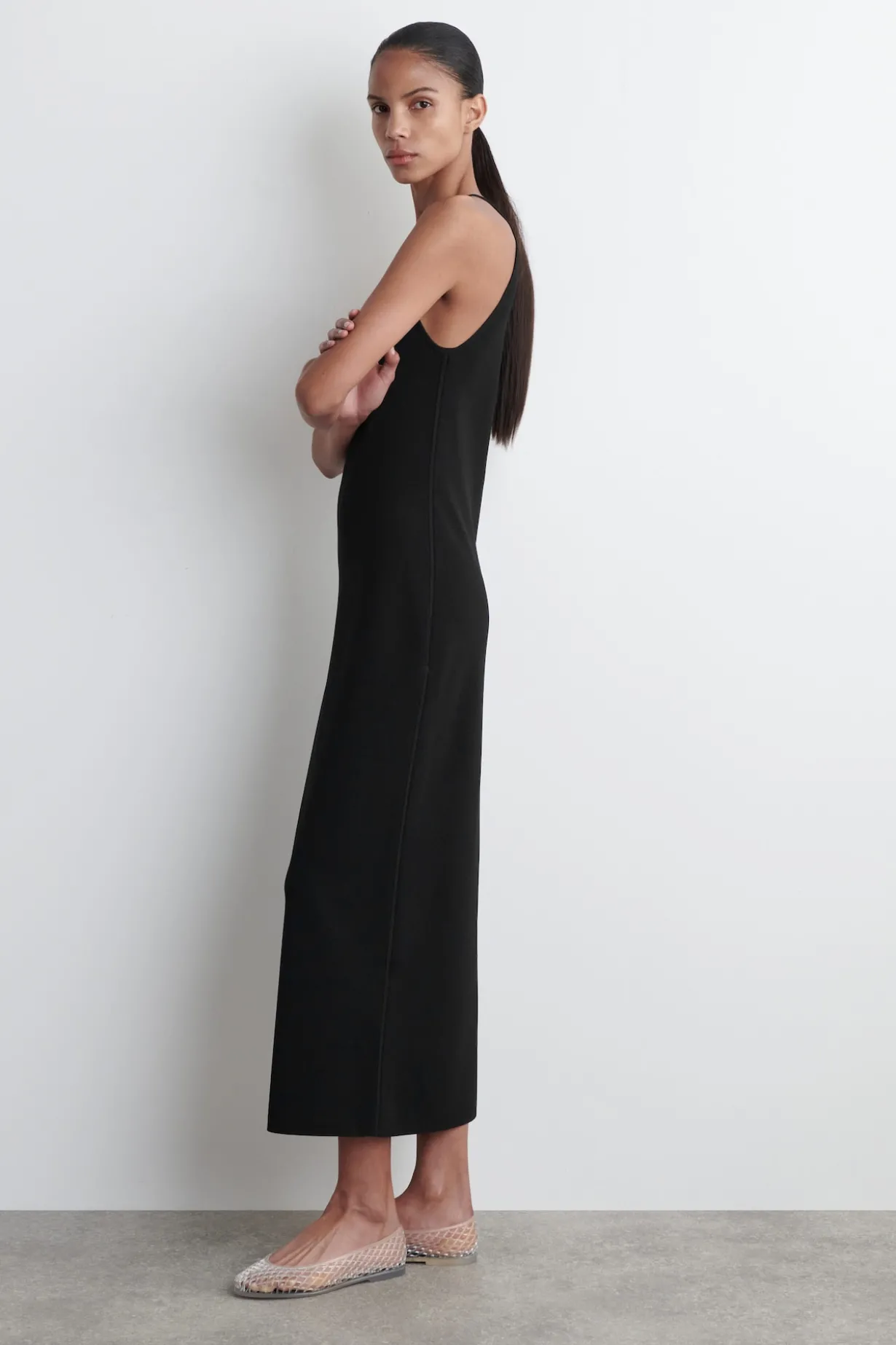 KONTURIERTES STRICKKLEID IN MIDILÄNGE