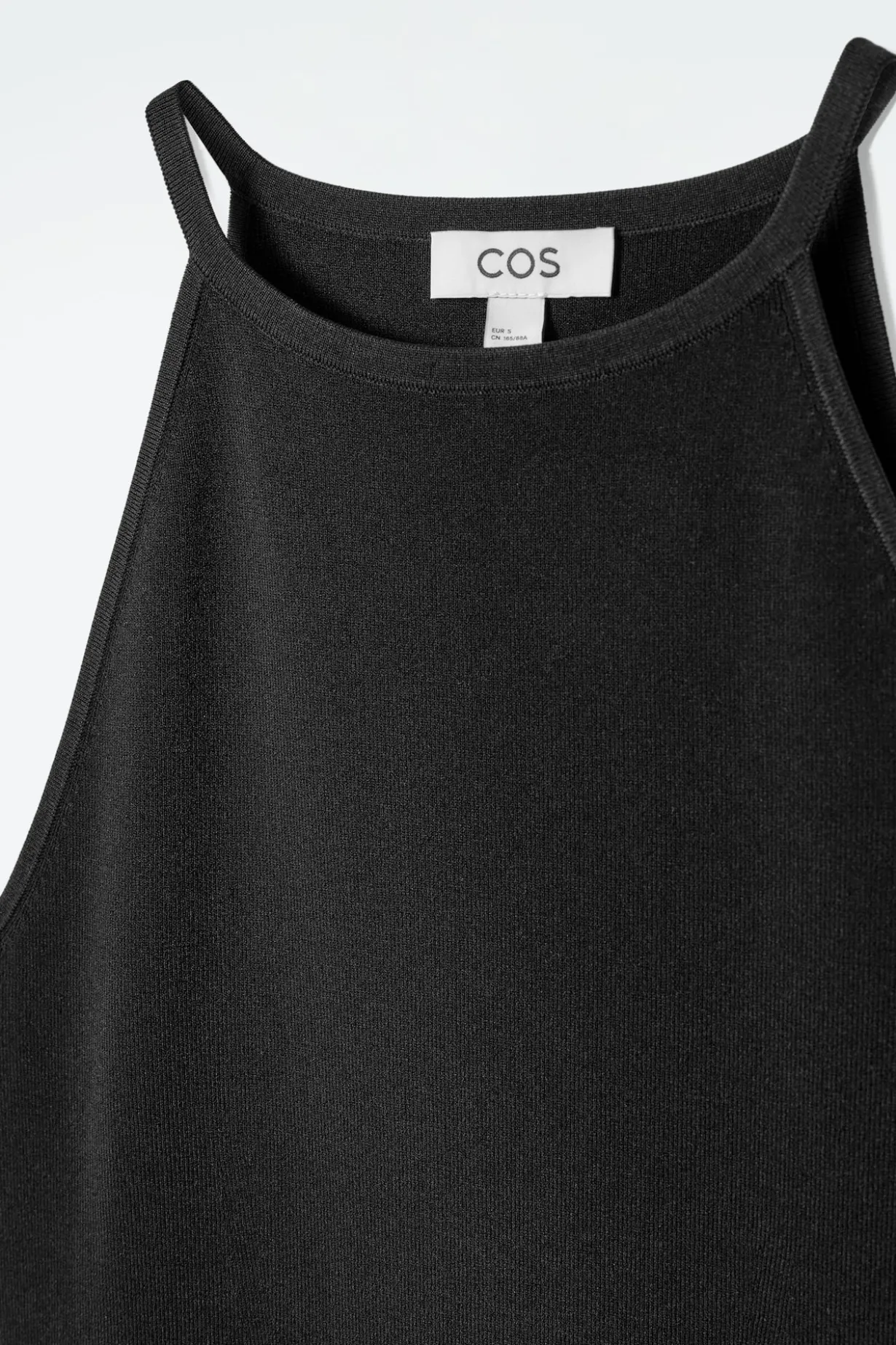 KONTURIERTES STRICKKLEID IN MIDILÄNGE