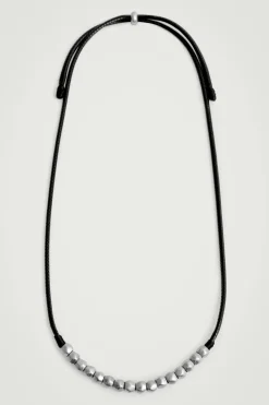 KORDELKETTE AUS LEDER MIT PERLEN