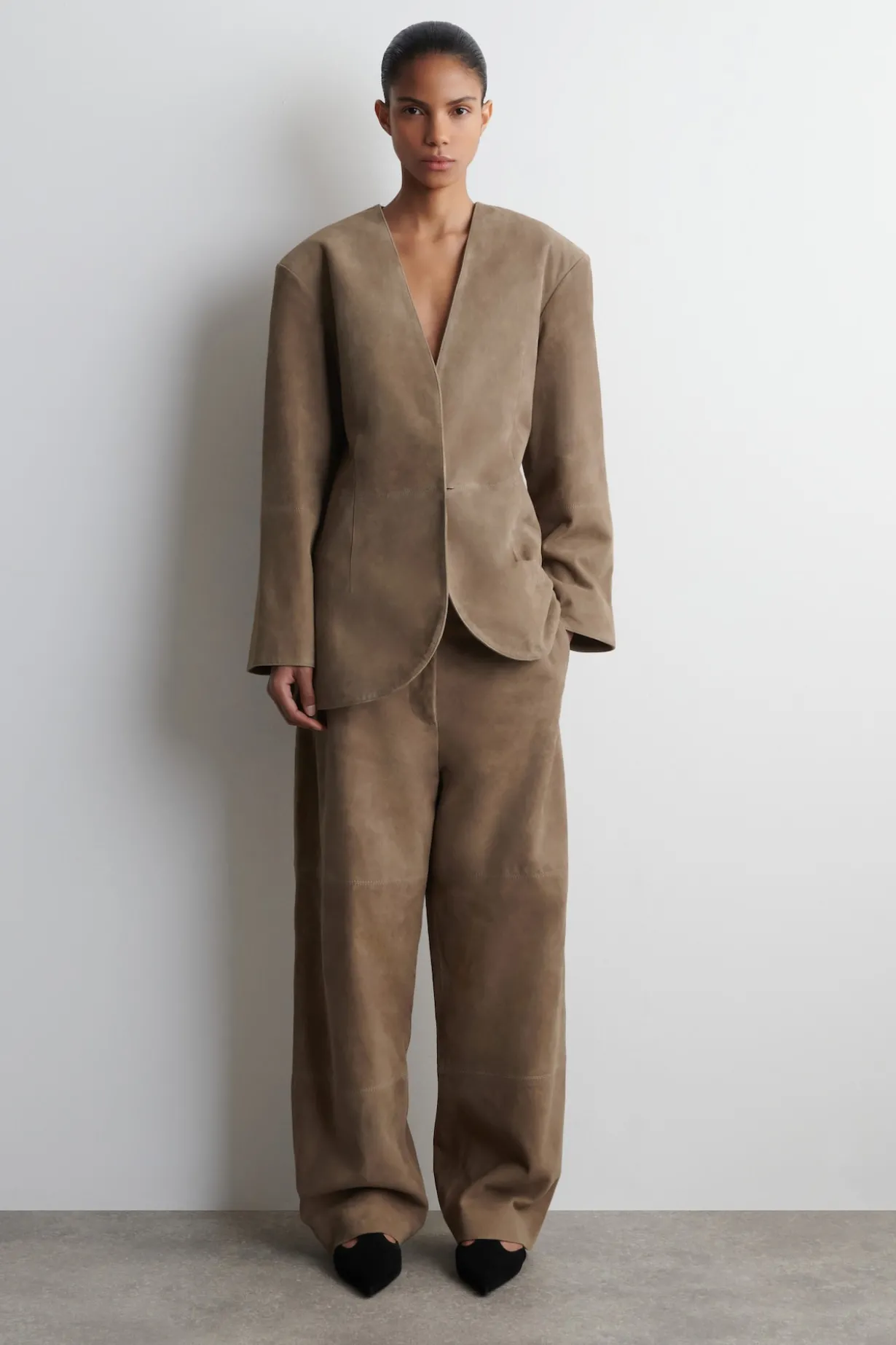 KRAGENLOSER BLAZER AUS VELOURSLEDER