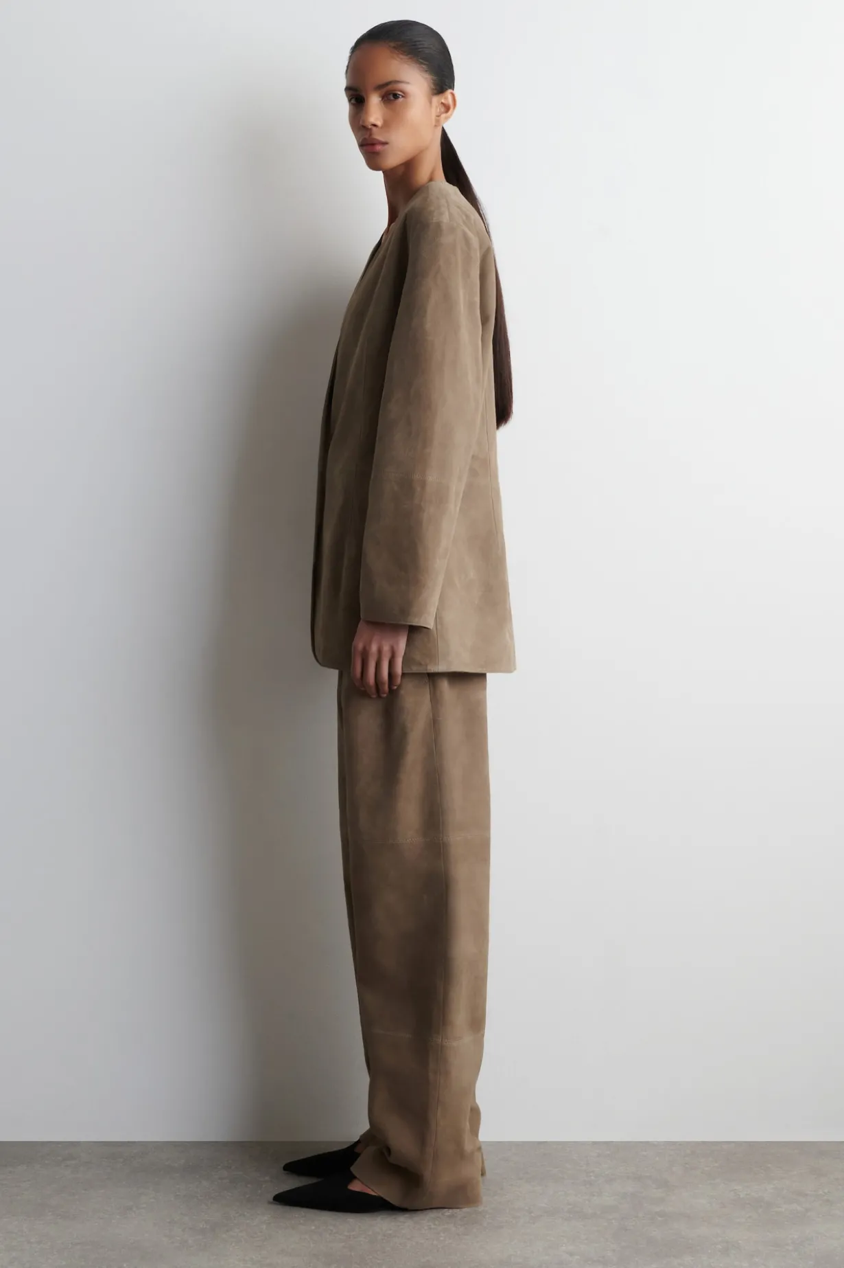 KRAGENLOSER BLAZER AUS VELOURSLEDER