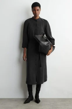 KRAGENLOSES HEMDKLEID IN MIDILÄNGE MIT GÜRTEL