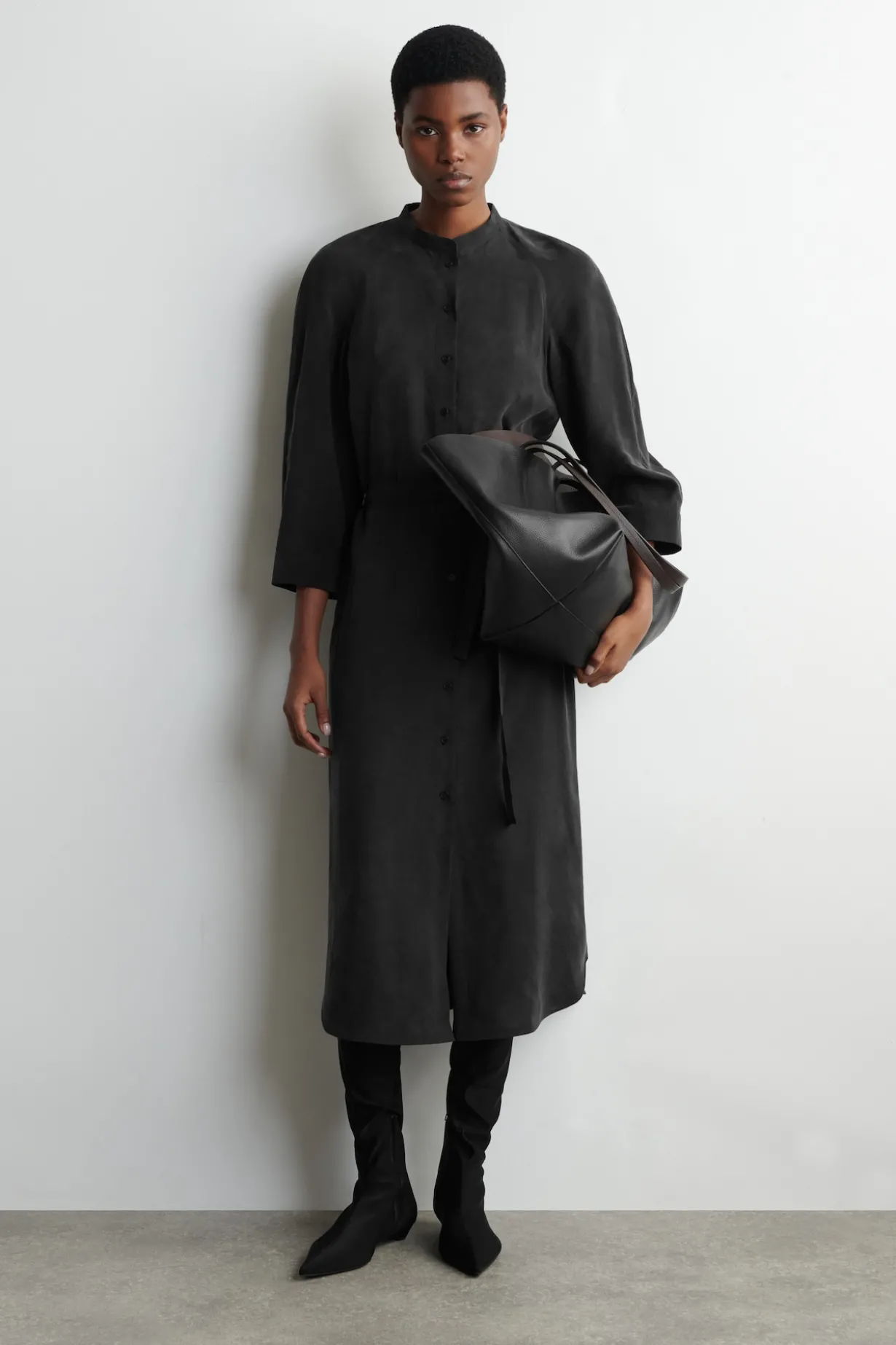 KRAGENLOSES HEMDKLEID IN MIDILÄNGE MIT GÜRTEL