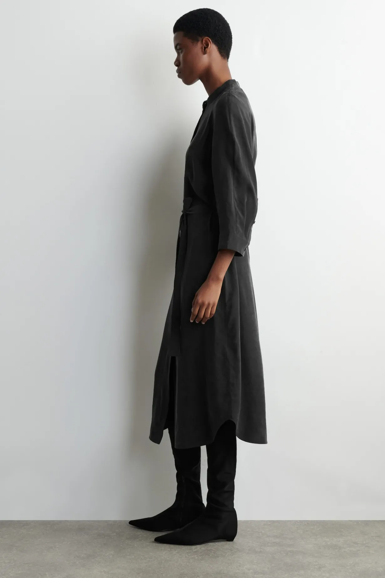 KRAGENLOSES HEMDKLEID IN MIDILÄNGE MIT GÜRTEL