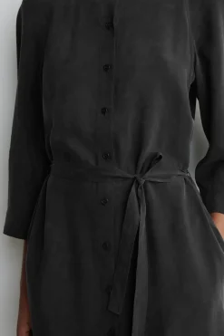 KRAGENLOSES HEMDKLEID IN MIDILÄNGE MIT GÜRTEL