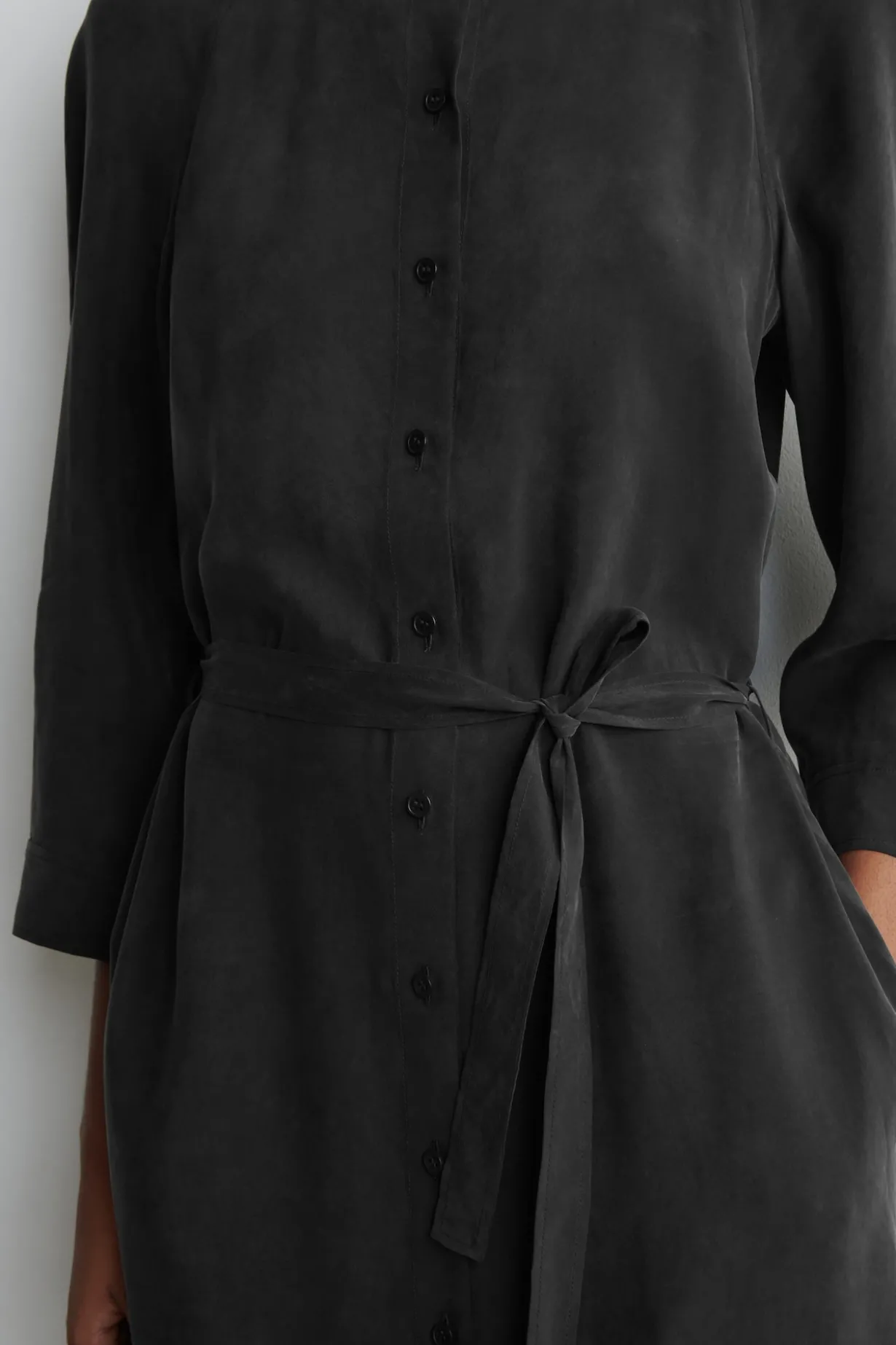 KRAGENLOSES HEMDKLEID IN MIDILÄNGE MIT GÜRTEL