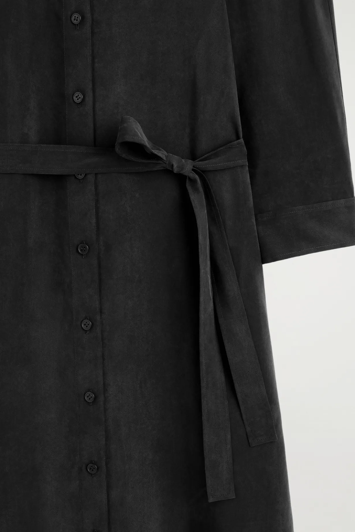 KRAGENLOSES HEMDKLEID IN MIDILÄNGE MIT GÜRTEL