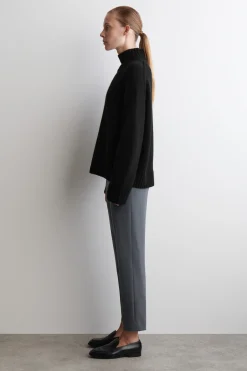 KÜRZERE HOSE MIT SCHMALEM BEIN
