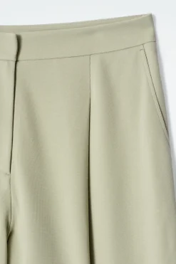 KÜRZERE HOSE MIT WEITEM BEIN