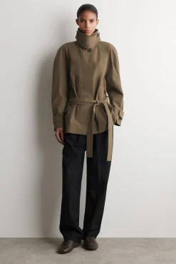 KURZER TRENCHCOAT AUS BAUMWOLLE MIT GÜRTEL