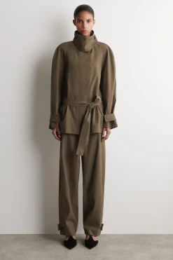 KURZER TRENCHCOAT AUS BAUMWOLLE MIT GÜRTEL