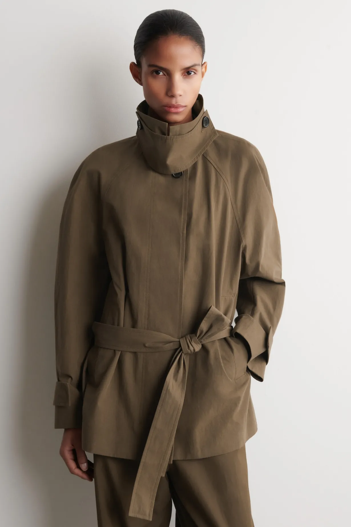 KURZER TRENCHCOAT AUS BAUMWOLLE MIT GÜRTEL