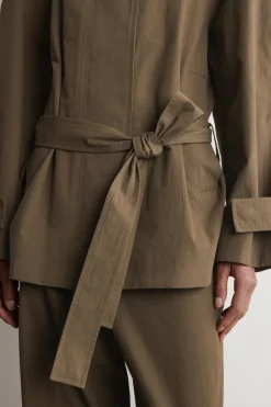 KURZER TRENCHCOAT AUS BAUMWOLLE MIT GÜRTEL