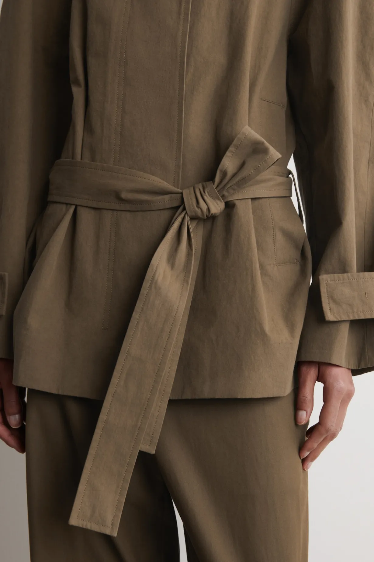 KURZER TRENCHCOAT AUS BAUMWOLLE MIT GÜRTEL