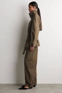 KURZER TRENCHCOAT AUS BAUMWOLLE MIT GÜRTEL
