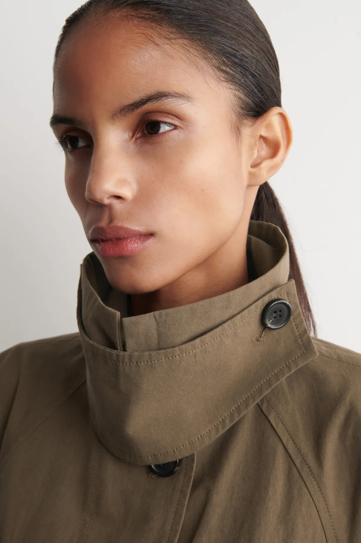 KURZER TRENCHCOAT AUS BAUMWOLLE MIT GÜRTEL