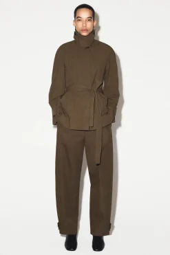 KURZER TRENCHCOAT AUS BAUMWOLLE MIT GÜRTEL