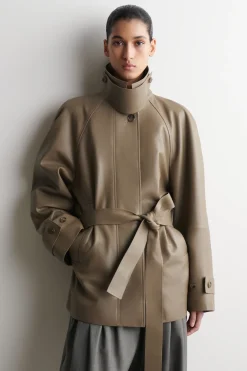 KURZER TRENCHCOAT AUS LEDER MIT TRICHTERKRAGEN