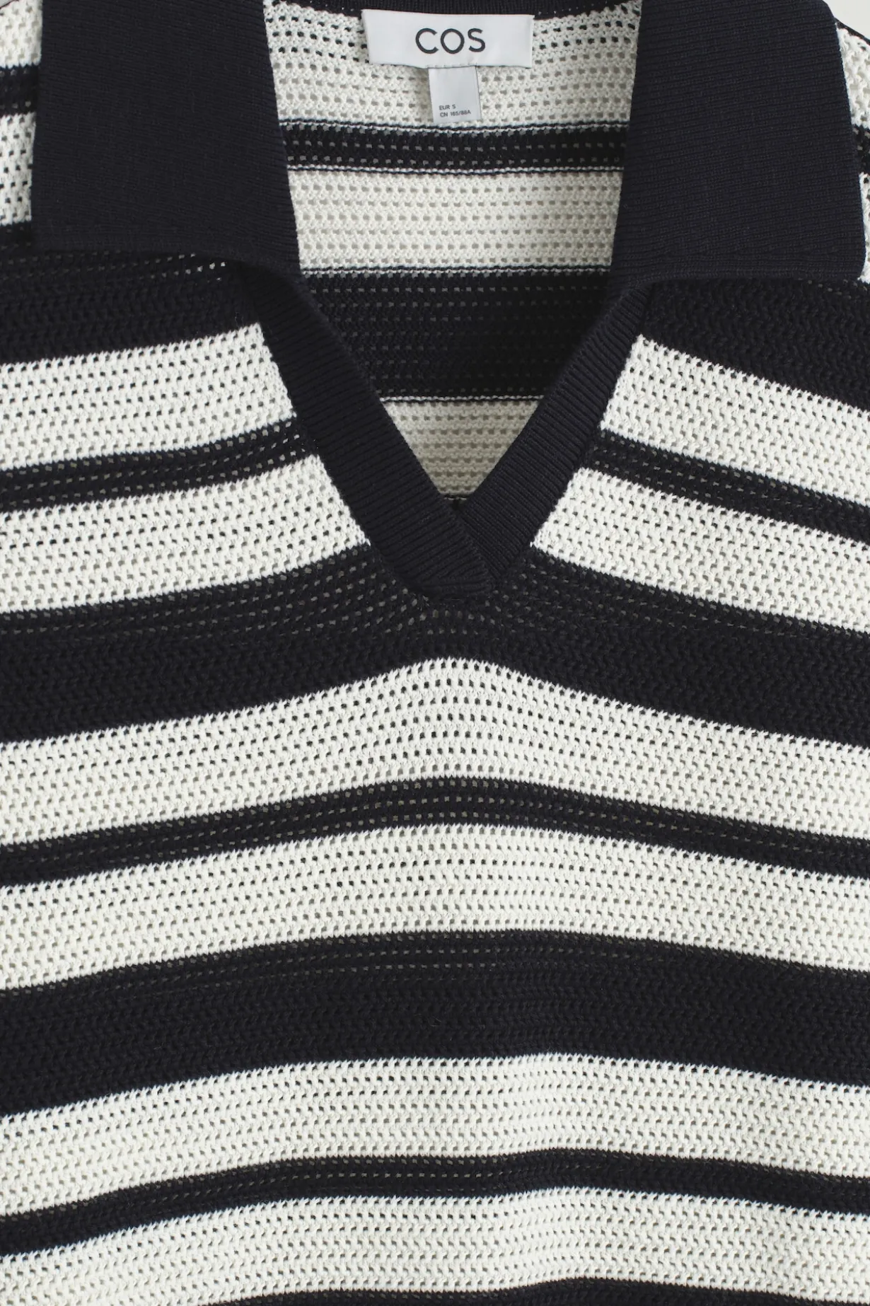 KURZES POLOKLEID MIT LOCHSTRICKMUSTER