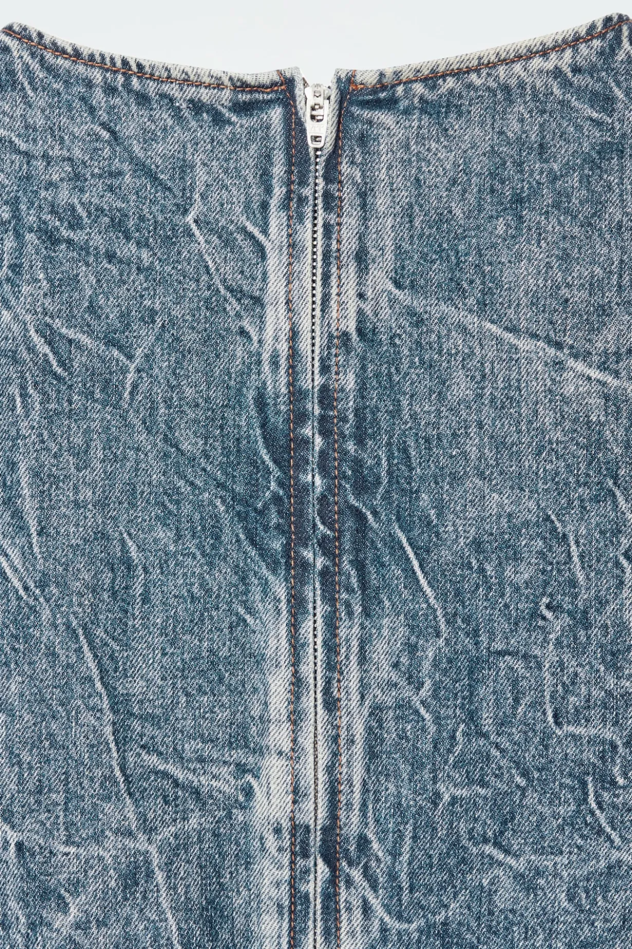 KURZÄRMLIGES OBERTEIL AUS GEWASCHENEM DENIM