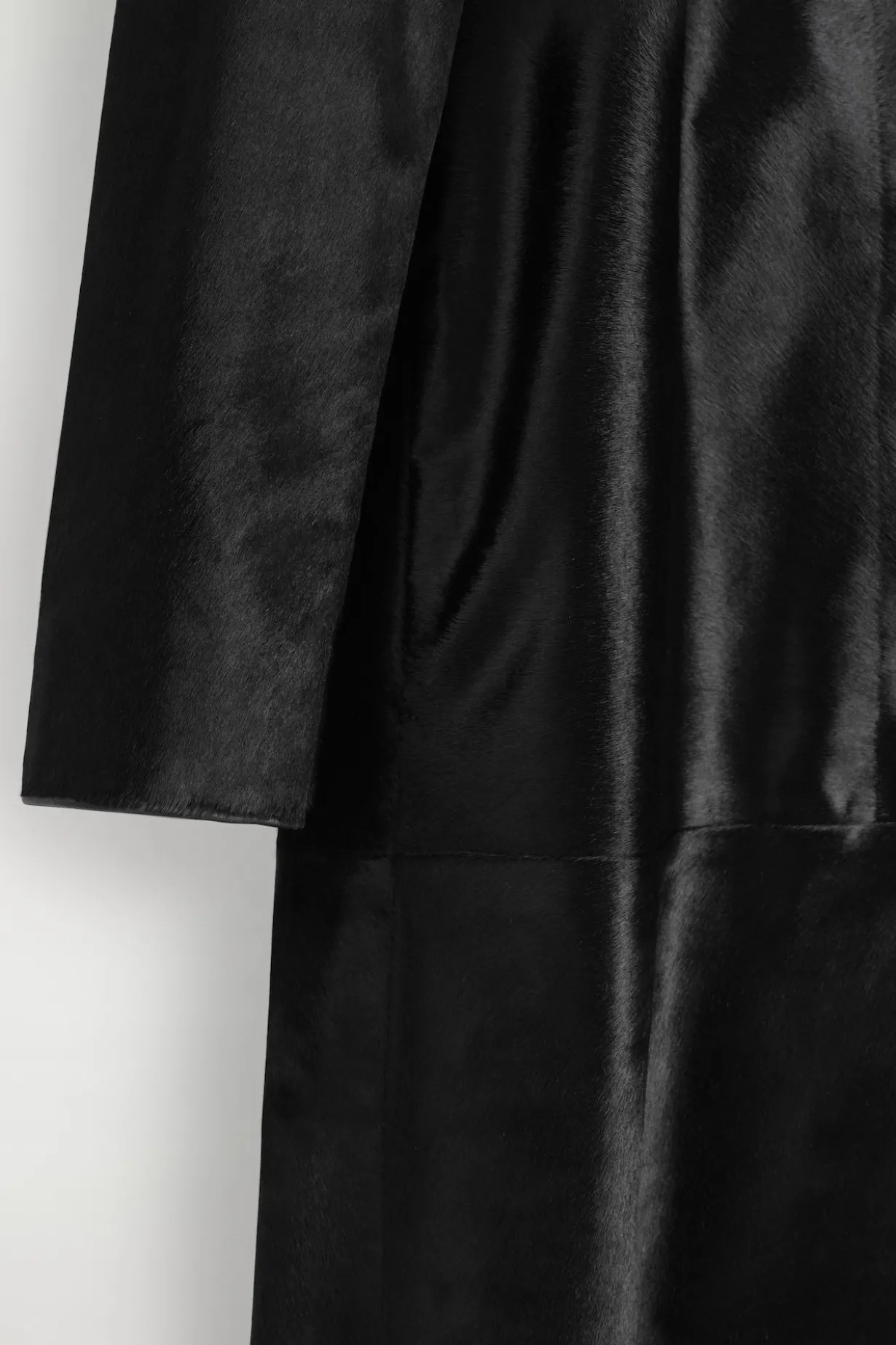 LANGER MANTEL AUS LEDER MIT PONYHAAR-EFFEKT