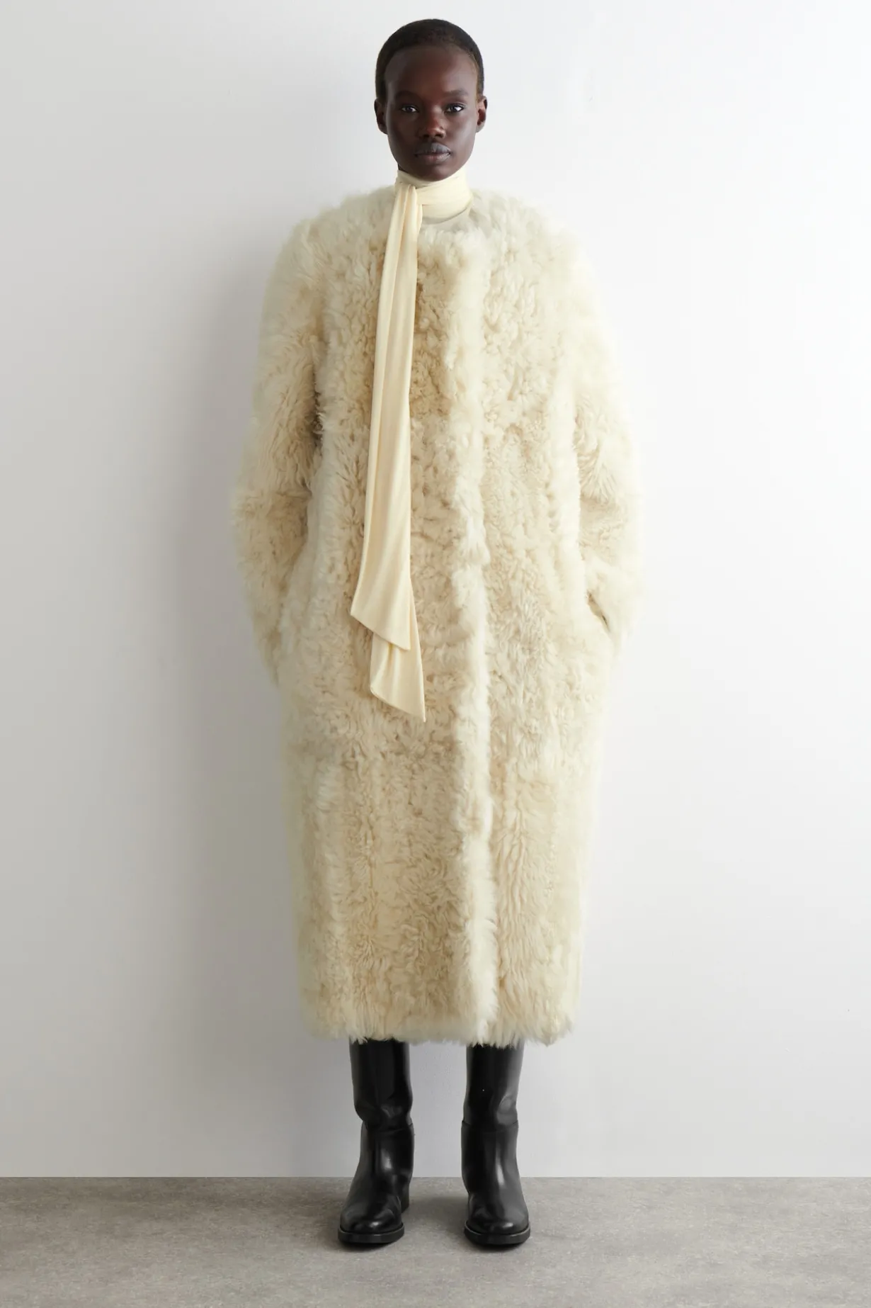 LANGER MANTEL AUS SHEARLING OHNE KRAGEN