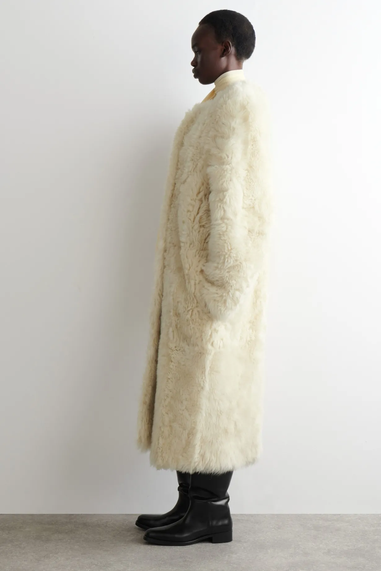 LANGER MANTEL AUS SHEARLING OHNE KRAGEN