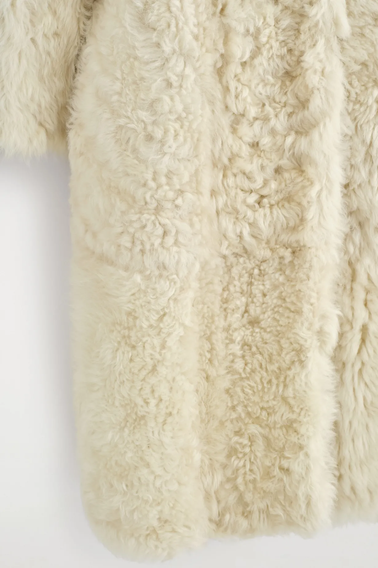 LANGER MANTEL AUS SHEARLING OHNE KRAGEN