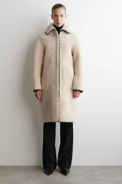 LANGER MANTEL AUS SHEARLING MIT LEDERDETAILS
