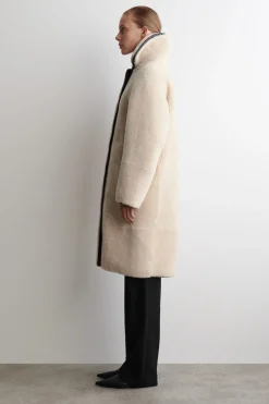 LANGER MANTEL AUS SHEARLING MIT LEDERDETAILS