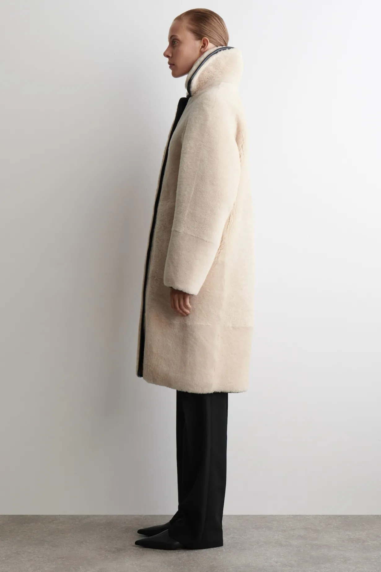 LANGER MANTEL AUS SHEARLING MIT LEDERDETAILS