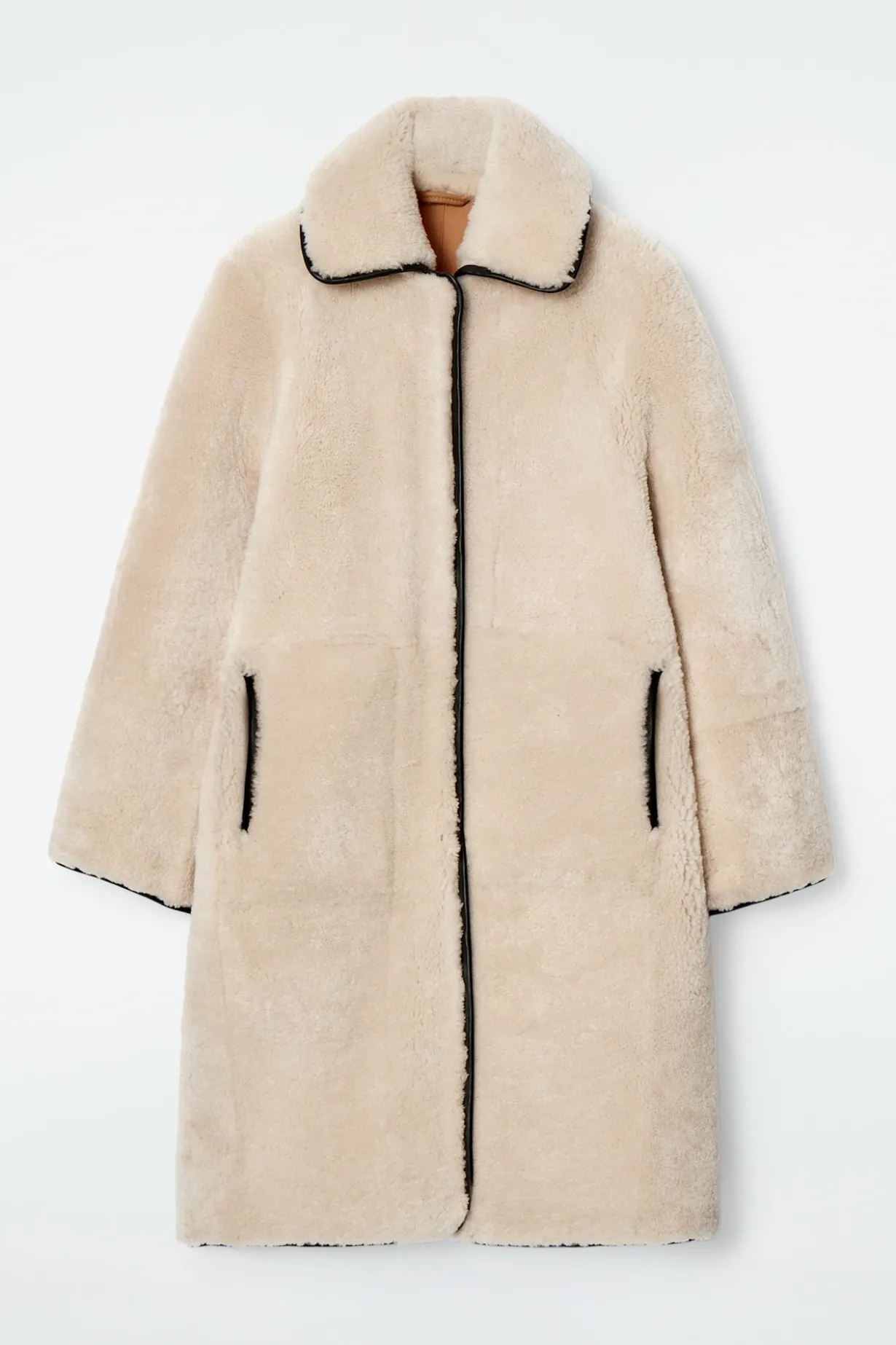 LANGER MANTEL AUS SHEARLING MIT LEDERDETAILS