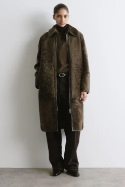 LANGER MANTEL AUS SHEARLING MIT LEDERDETAILS
