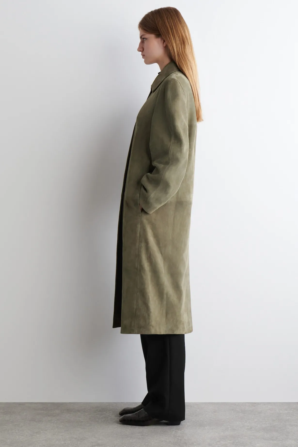 LANGER MANTEL AUS VELOURSLEDER MIT KRAGEN