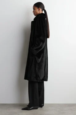 LANGER MANTEL IN FELLOPTIK