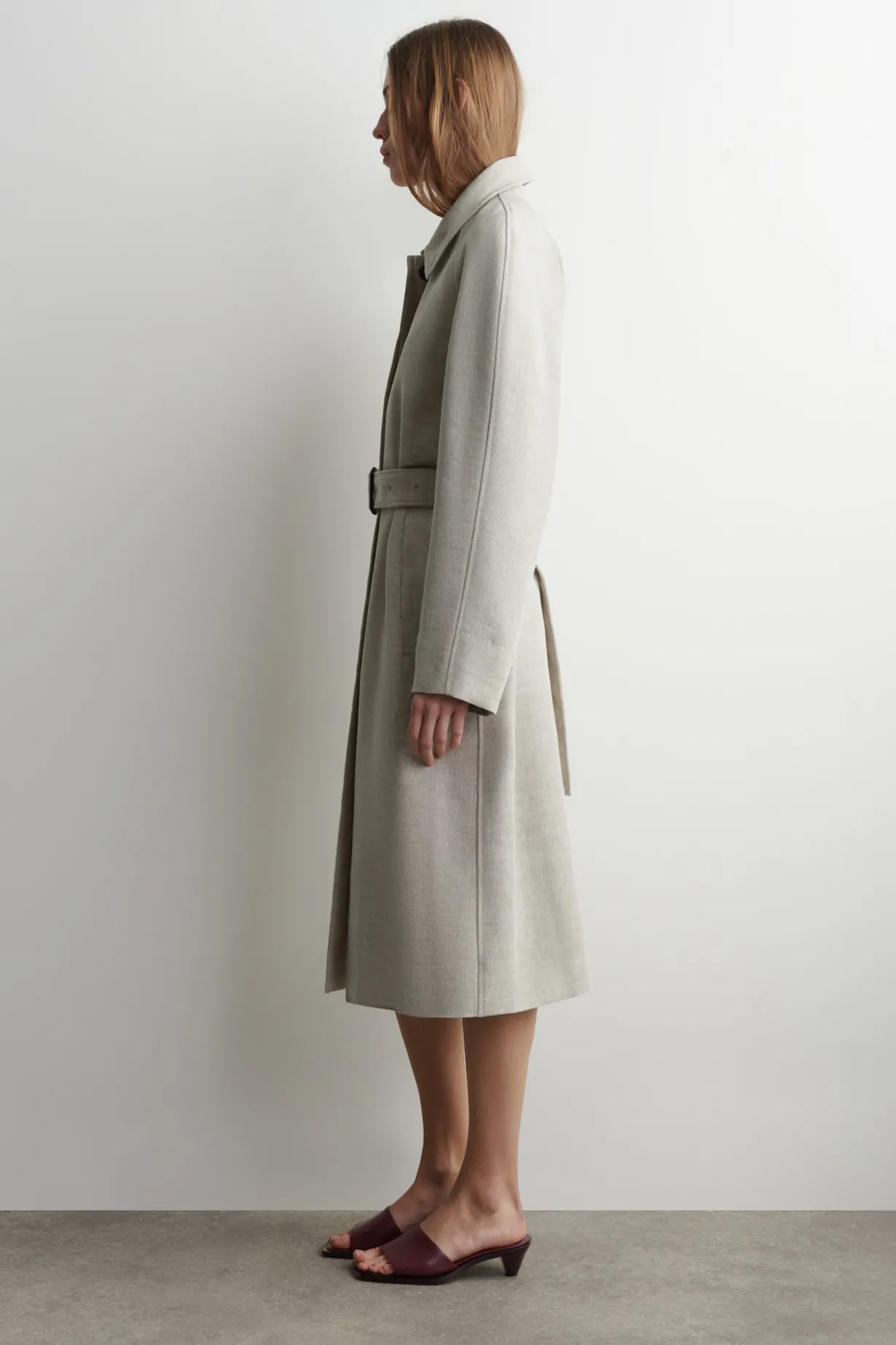 LANGER TRENCHCOAT AUS LEINEN UND WOLLE