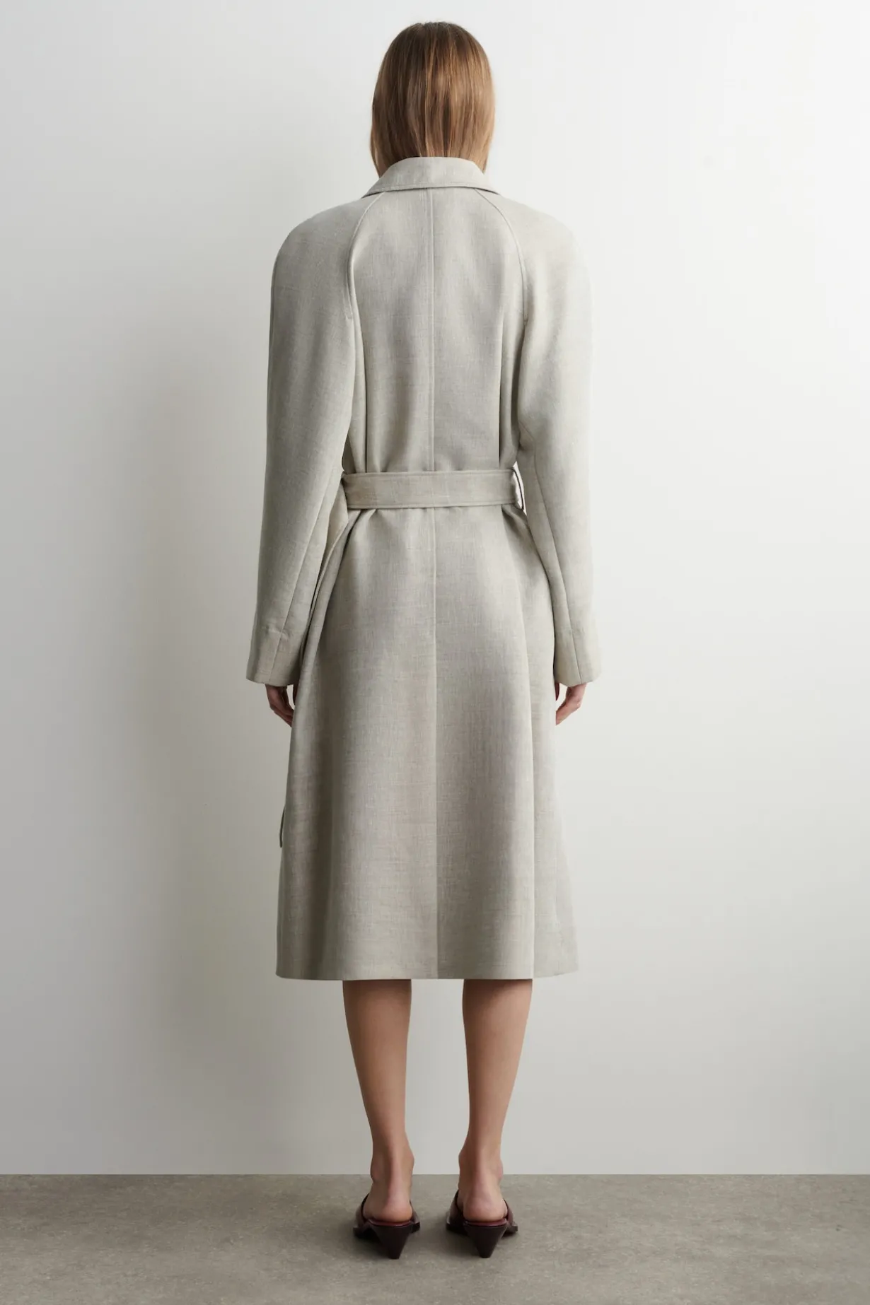 LANGER TRENCHCOAT AUS LEINEN UND WOLLE