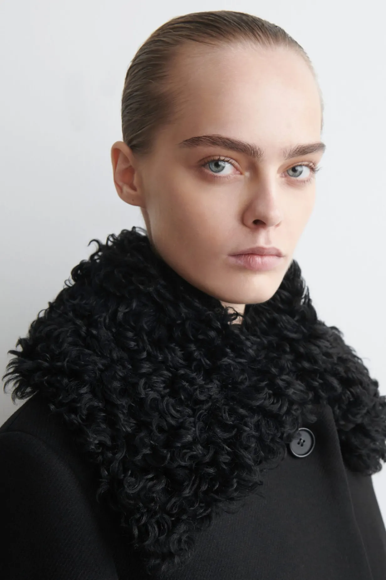 LANGER WOLLMANTEL MIT SHEARLING-KRAGEN