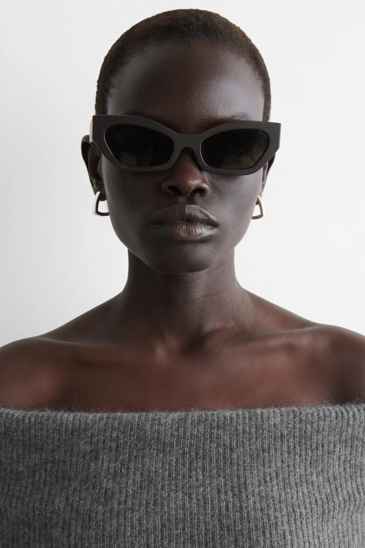 LEDERBEZOGENE SONNENBRILLE MIT CAT-EYE-RAHMEN