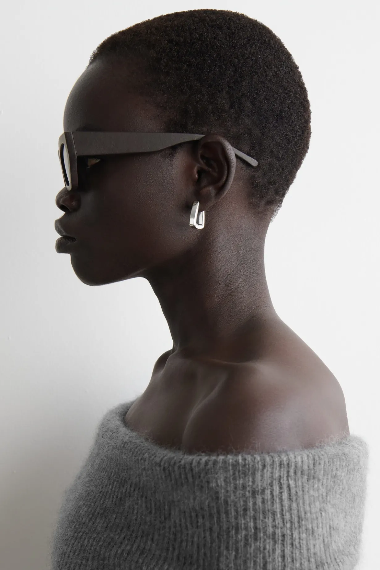 LEDERBEZOGENE SONNENBRILLE MIT CAT-EYE-RAHMEN
