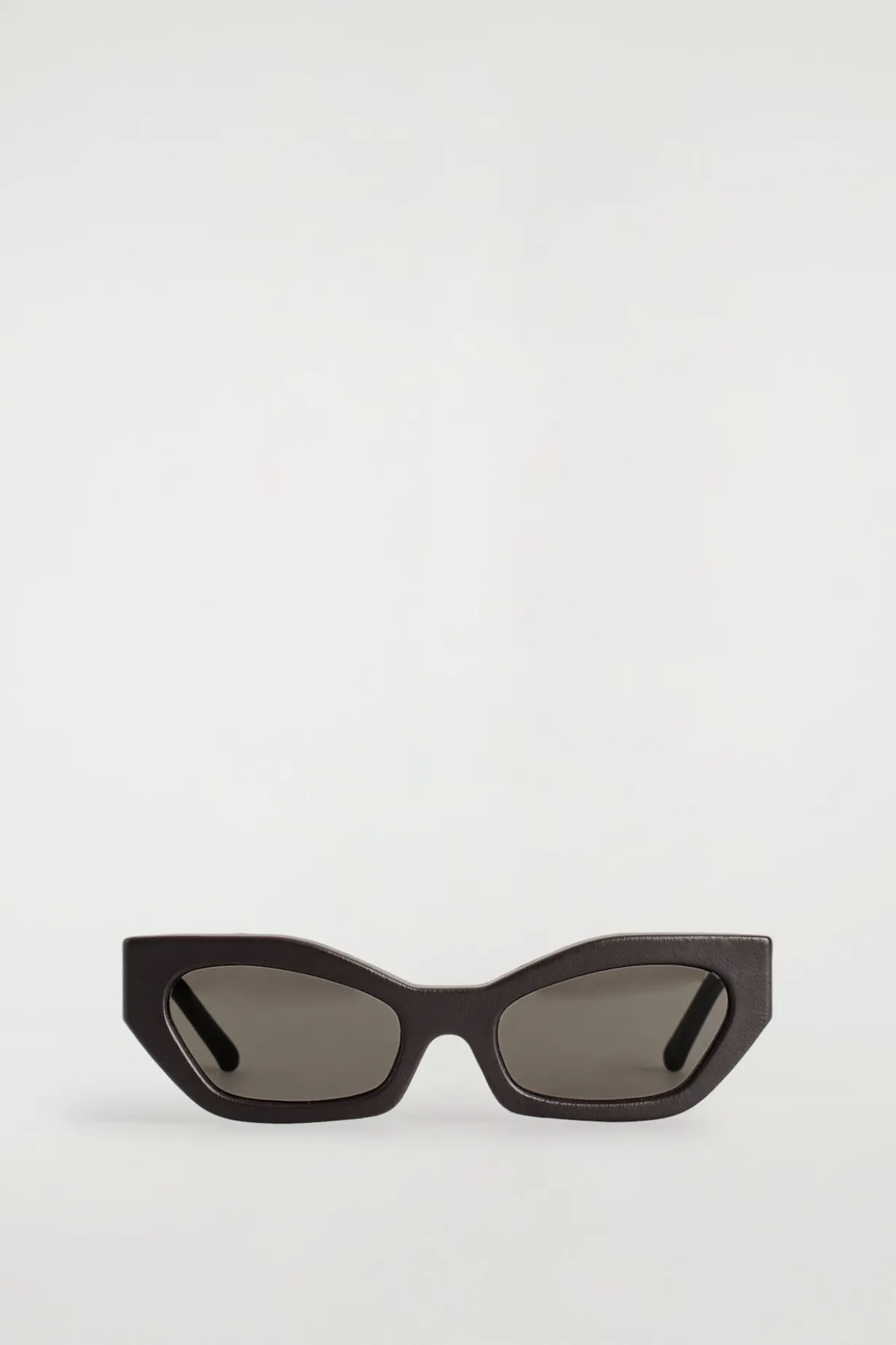 LEDERBEZOGENE SONNENBRILLE MIT CAT-EYE-RAHMEN