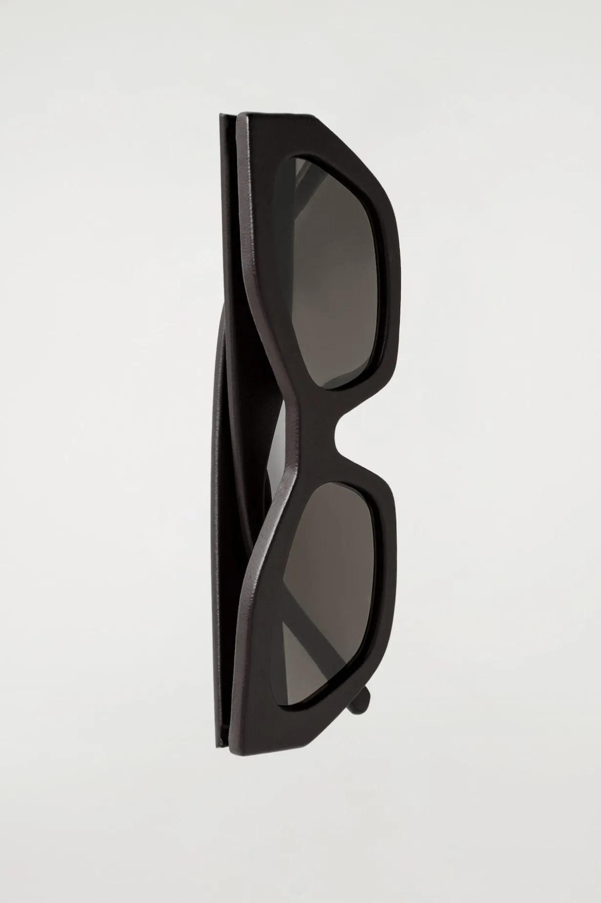 LEDERBEZOGENE SONNENBRILLE MIT CAT-EYE-RAHMEN