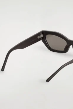LEDERBEZOGENE SONNENBRILLE MIT CAT-EYE-RAHMEN