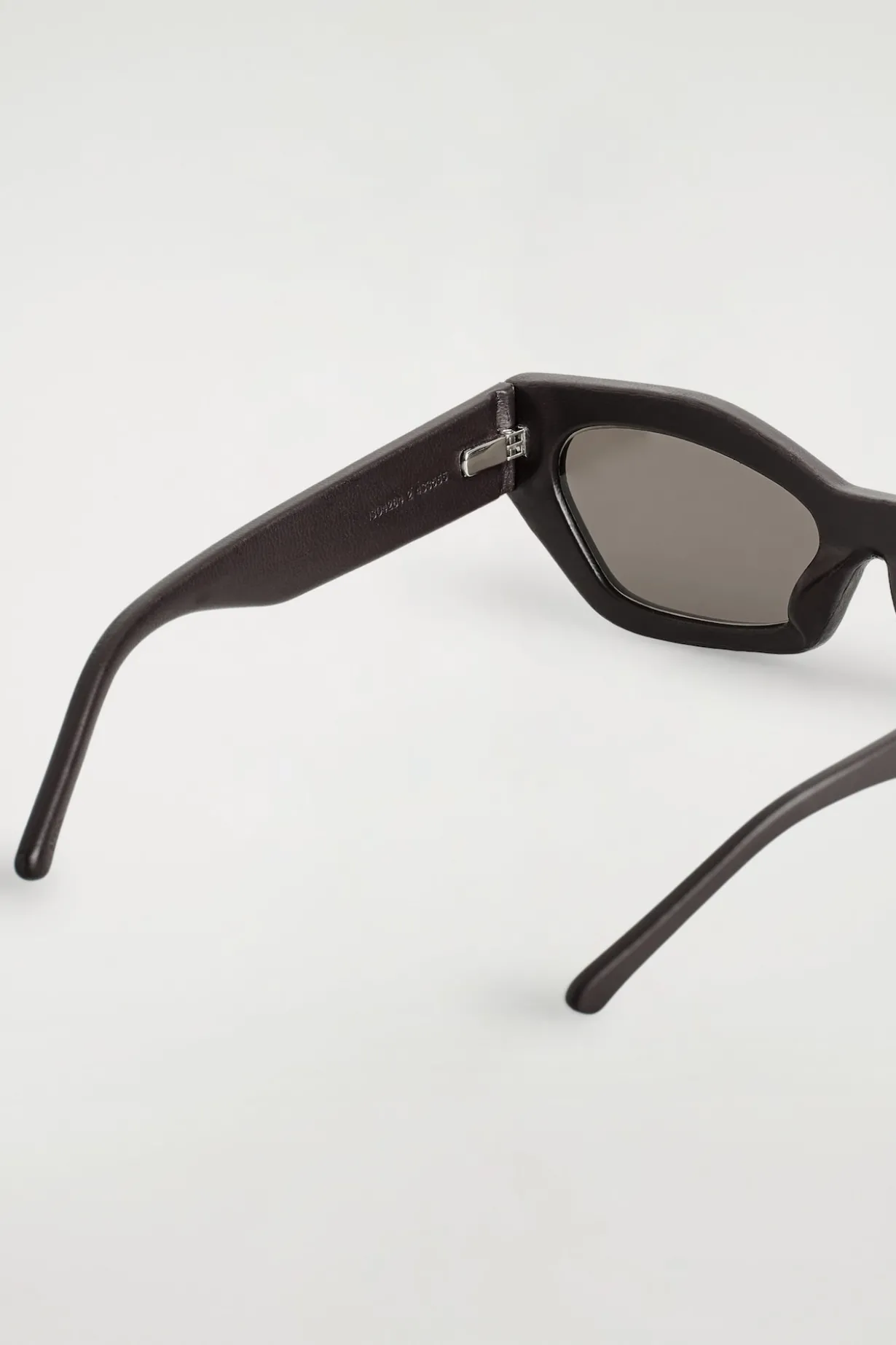 LEDERBEZOGENE SONNENBRILLE MIT CAT-EYE-RAHMEN